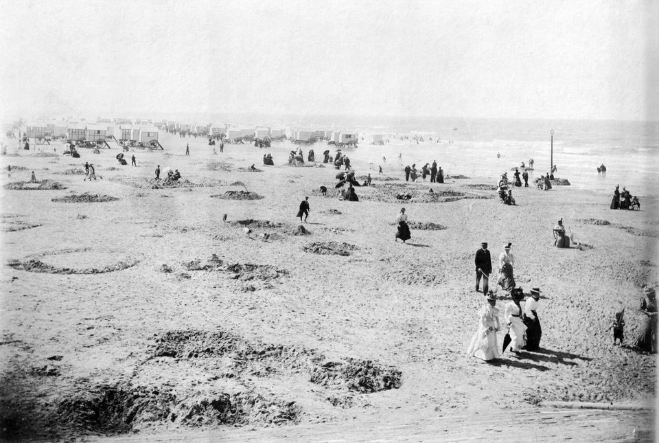 activitesmaison's tweet photo. Je continue à numériser les photos de mon arrière grand père Léon ROUSSEL. Août 1897, il photographie la plage d’Ostende ! #genealogie #xixemesiecle #ostende #photosanciennes https://t.co/mnsIEyLCbg