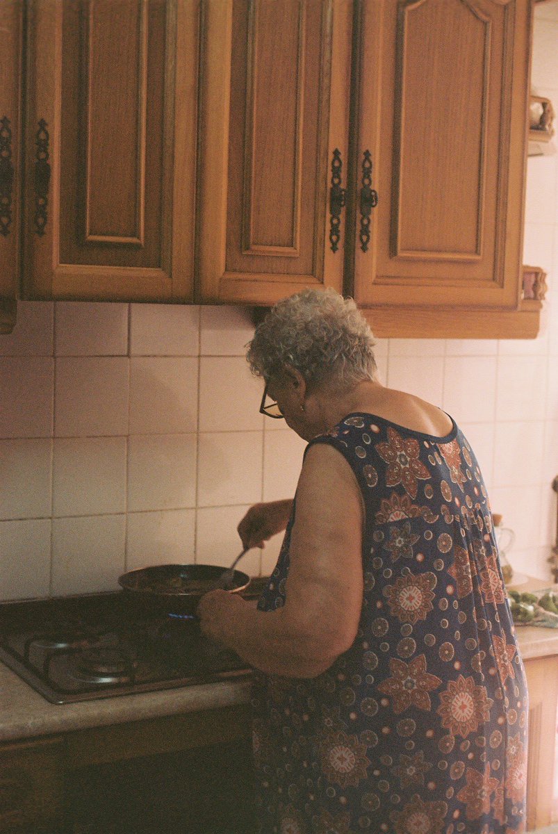 elena_codes's tweet photo. no sé cómo decirle a mi abuela que me voy de casa otra vez https://t.co/FOWClqhvaW
