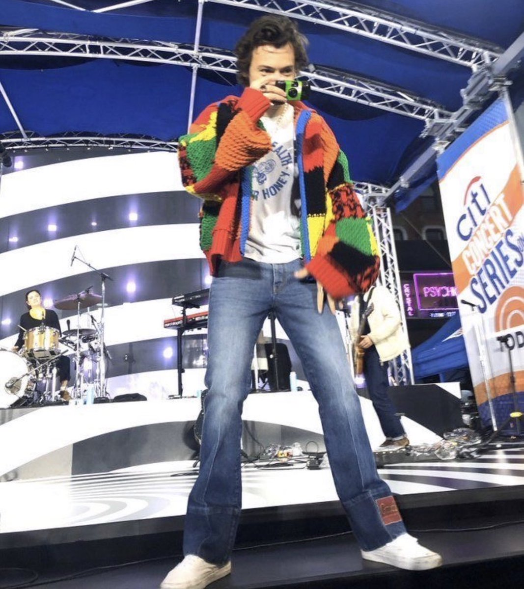 7Osloveontour's tweet photo. harry wearing blue jeans needs to happen more often. https://t.co/Fy1gUBeqUH