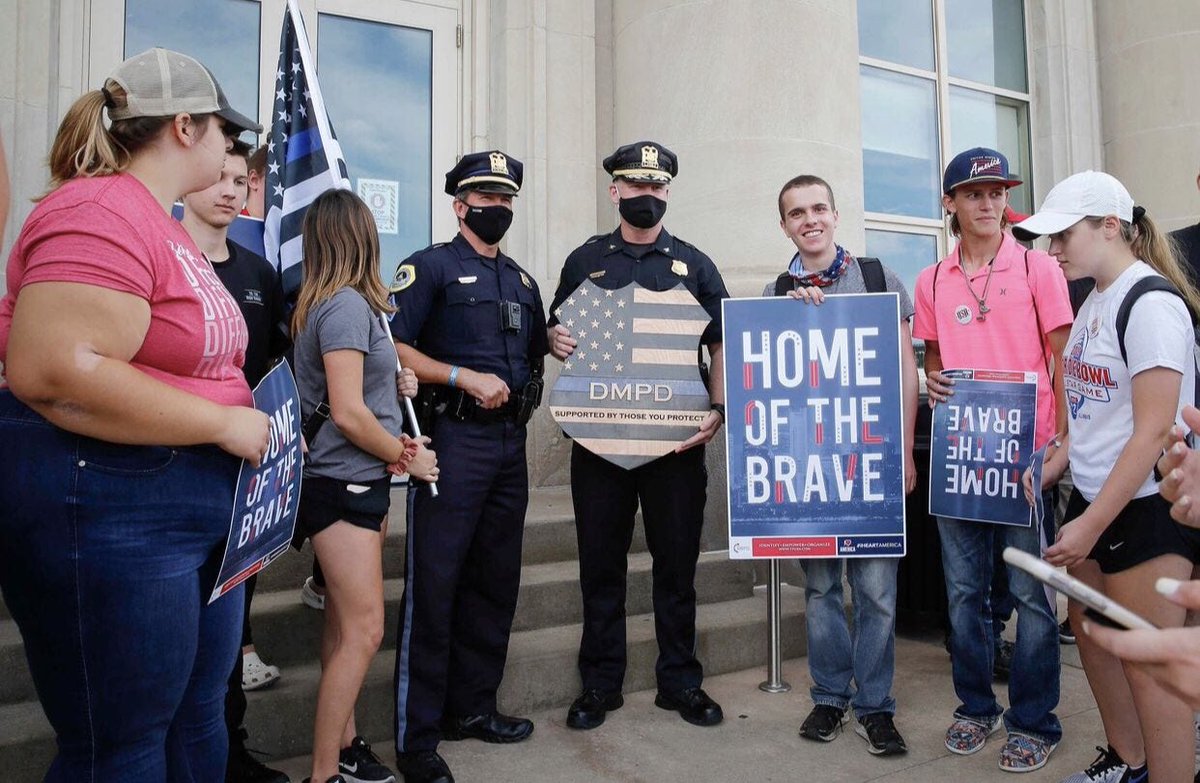 No masks or threats of tear gas in downtown DSM today. Just racists expressing their support for police brutality.