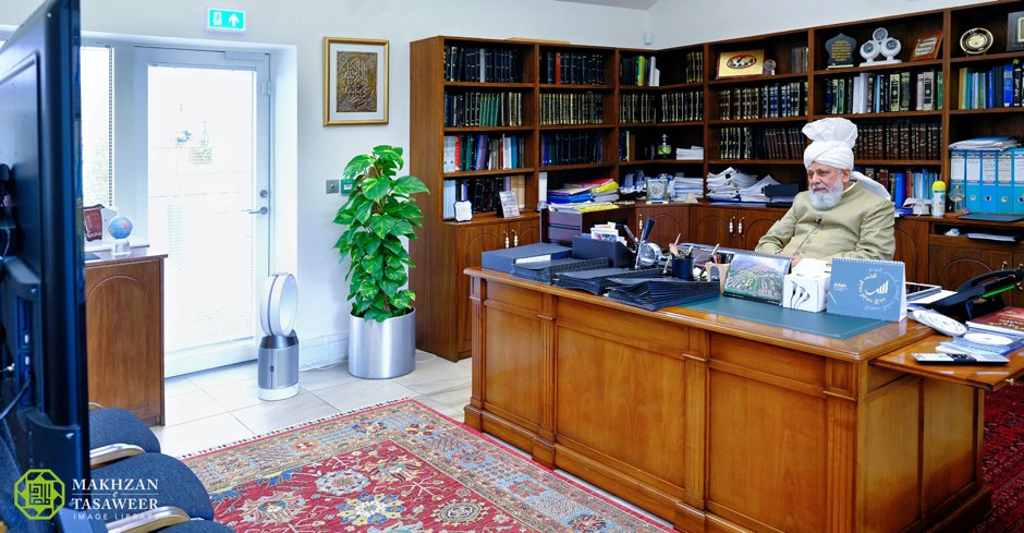 Head of Ahmadiyya Muslim Community strongly condemns Horrific Quran-Burning in Malmo as a “hateful act”. 

During a meeting with National Majlis Amila (Executive) of Ahmadiyya Muslim Community in Sweden, His Holiness also called for a peaceful response.

pressahmadiyya.com/press-releases…