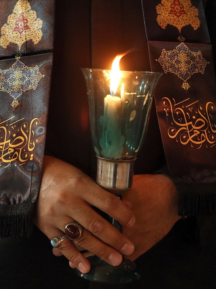 Mutahhar İmam Rıza aleyhis selam Hareminde Aşura gecesine özel Hutbe Okuma Merasimi 
‌
Esselamu aleyke ya Eba Abdullahi'l Huseyn!