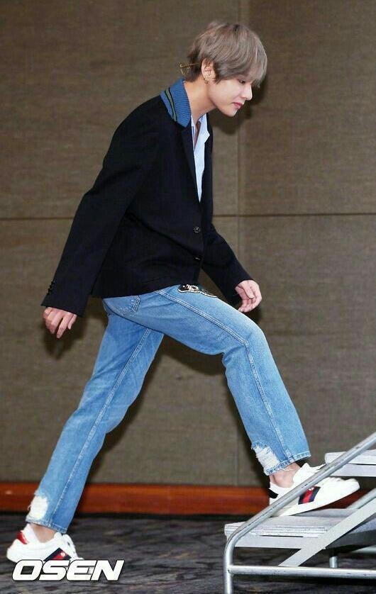 Taehyung long beautiful legs appreciation thread.