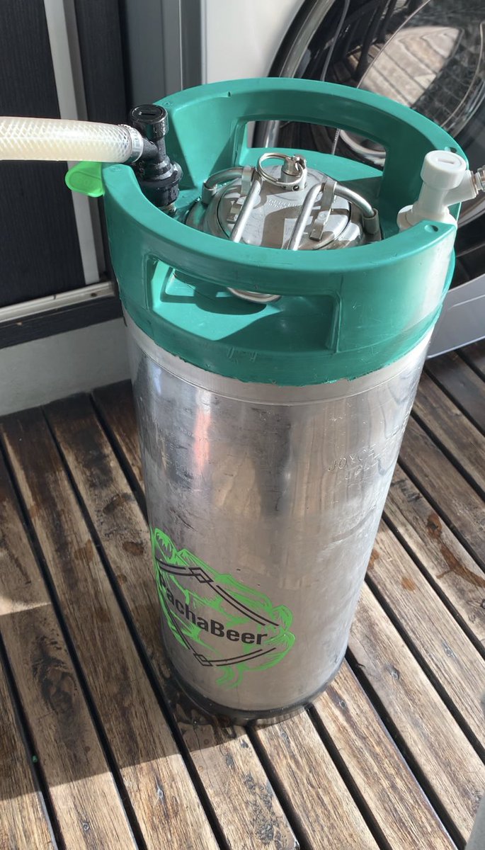 PachaBeer's tweet image. La fermentación y embarrilado de la Hazy Strong Pale Ale (B/A-2020–GI-E): D.O.: 1055, D.F.: 1013, SRM: 5, después del DH con 4gr/lt con un blend de Mosaic y Cascade 🇺🇸!!! Cheers 🍻!!!