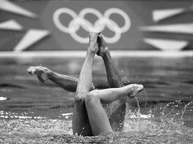  C’est un sport qui est malheureusement trop peu médiatisé, existant depuis 1907 crée par l’australienne Annette Kellerman. Le terme "natation synchronisée" est apparue en 1934 à Chicago