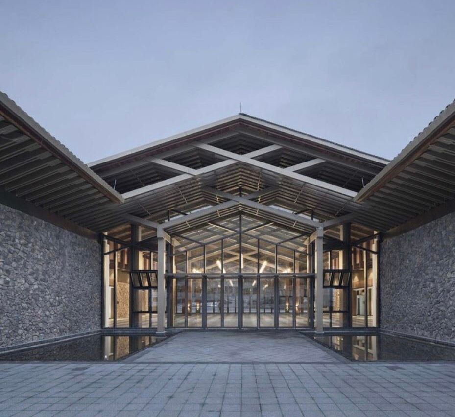 arquitect_viva's tweet photo. Centro de visitantes en Xikeng. 
China GLA Design
La cubierta del conjunto se fragmenta reduciendo su impacto y se inspira en la geometría de la arquitectura tradicional. La estructura, de madera laminada, se ramifica como en los viejos templos budistas.  
https://t.co/WzZbSZANca https://t.co/ZIU0GLBKKh