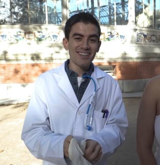 tonisolano's tweet photo. Este es Bernardo Tiesote, director de un colegio que ha tenido que montar las mamparas de metacrilato de secretaría en sus vacaciones de agosto y, además, ha hecho un curso de YouTube de detección de síntomas de Covid-19, pero, como no es un futbolista, no lo verás en los medios. https://t.co/tVCnETivrn