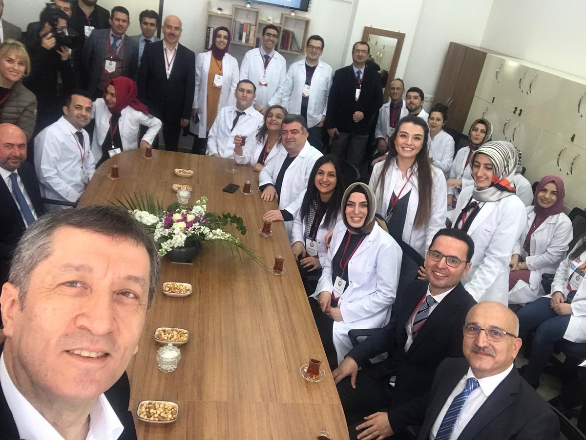 mahmudinan's tweet photo. Millî Eğitim Bakanımız @ziyaselcuk, "Çocuklar öğretmenlerimize öğretmenlerimiz de bize emanet." 
#ögretmeninitibarıbenimitibarımdır
@tcmeb https://t.co/33rsebrLuz