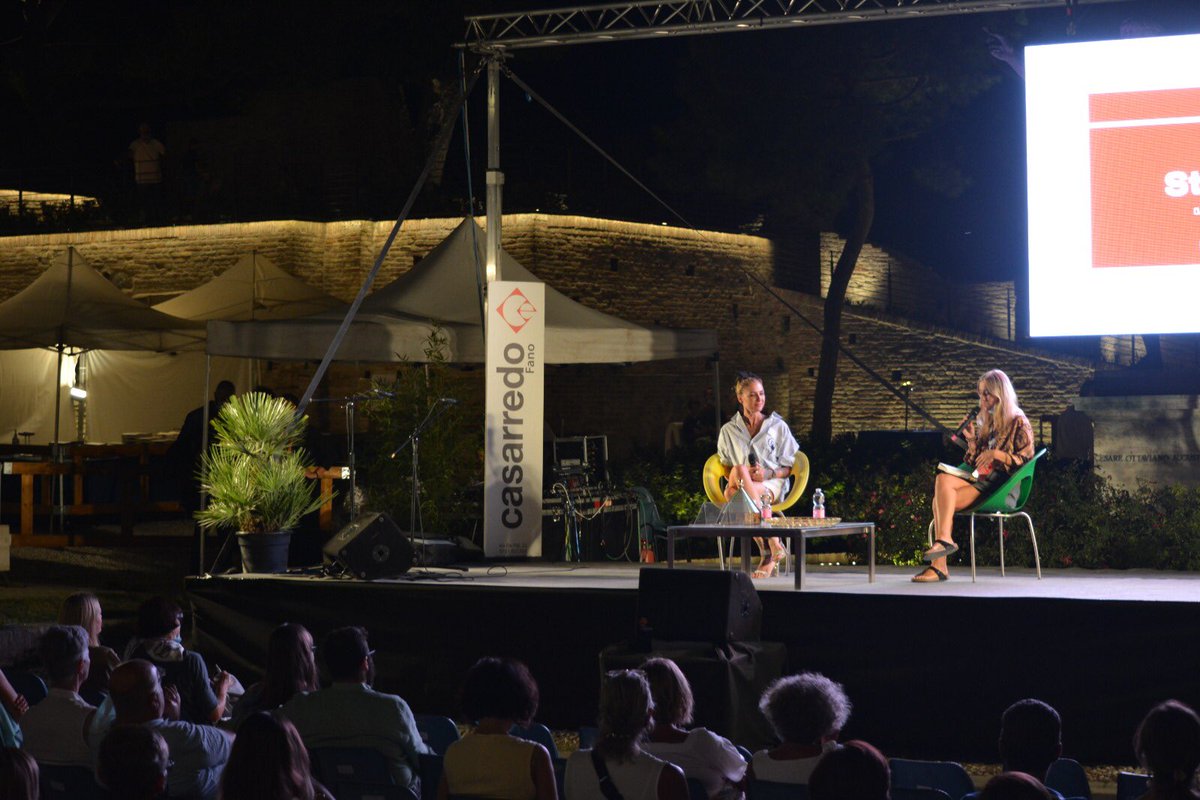 “Dietro ogni bambino maltrattato c’è un genitore che non sta bene.” Parla con il cuore in mano <a href="/emastokholma/">ema stokholma</a> al Pincio di Fano “Il sangue conta poco, gli amici mi hanno creato una famiglia.” #PassaggiFestival #PassaggiCultura
