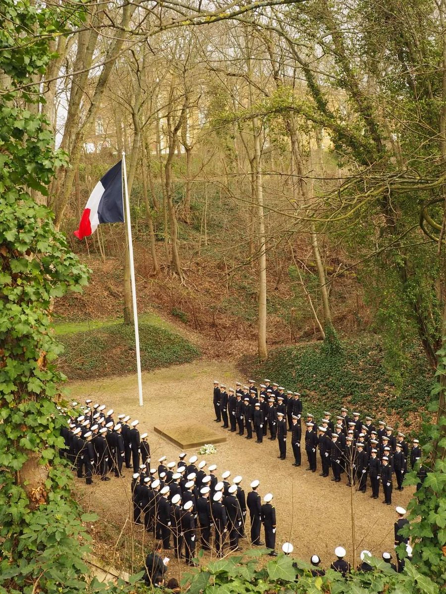 Pmsem1's tweet photo. IL Y A 79 ANS - HOMMAGE
Le 29/08/1941, le LV d'Estienne d'Orves est fusillé.

Officier de Marine ⚓️, résistant de la 2nd GM, membre des FNFL, il est l'instigateur du réseau NEMROD ☎️. 
Depuis 2008, la @Pmsem1 porte le nom "PMS Marine Etat-Major d'Estienne d'Orves" en sa mémoire🇫🇷 https://t.co/G02wHbq9sB