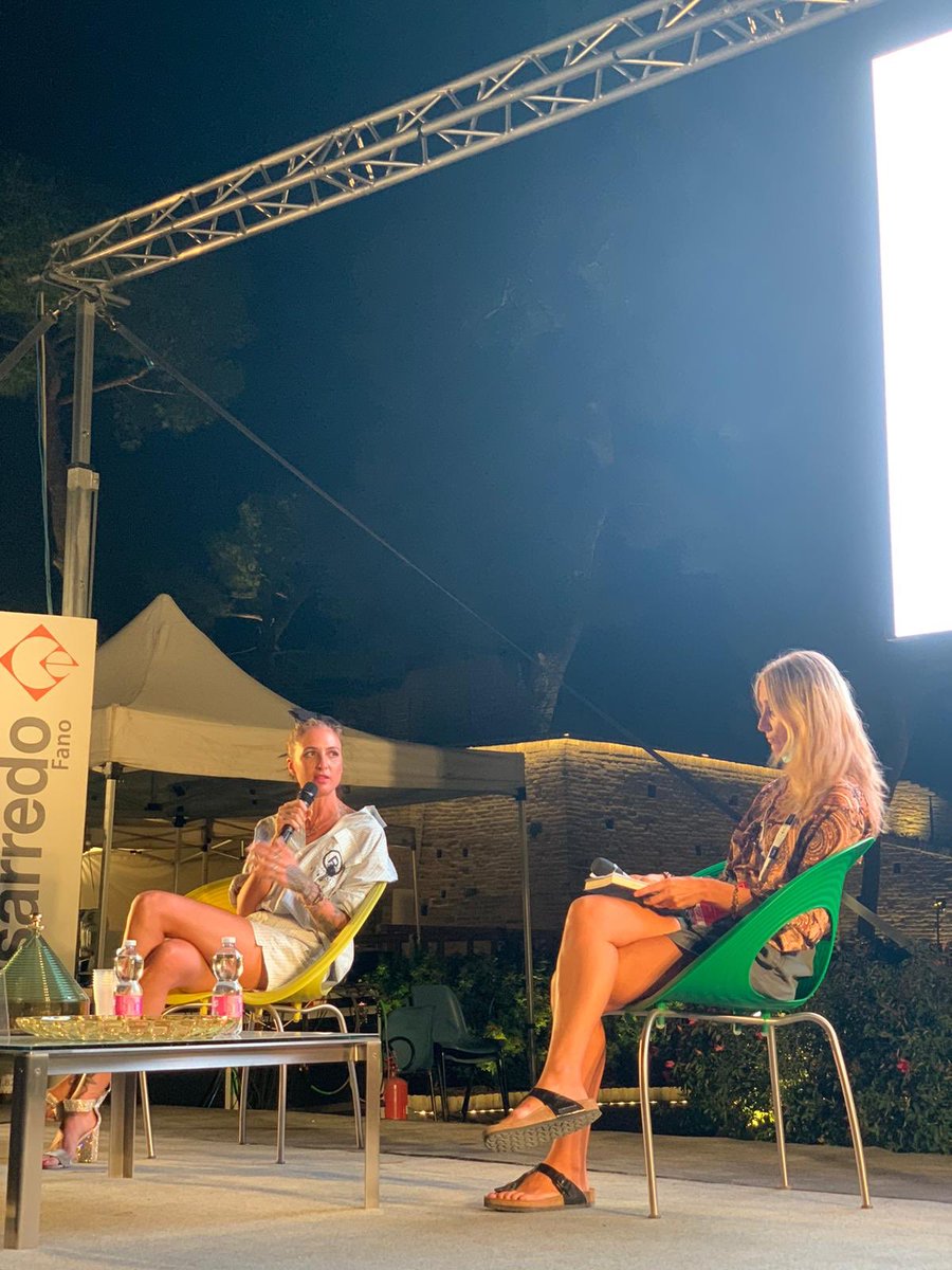 A #PassaggiFestival <a href="/emastokholma/">ema stokholma</a> si racconta a Ivana Stjepanovic del Meeting Etichette #Indipendenti, il suo libro si intitola “Per il mio bene” (ed. <a href="/harpercollinsIT/">HarperCollins Italia</a>) #PassaggiCultura