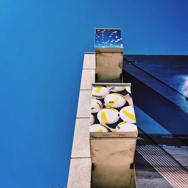 itsOsoPorto's tweet photo. Insta 1yr ago: Balls to the wall. #beachtown #neighborhood #hermosabeach #architecture #mural #streetart #lightandshadow #volleyball #bobridges #minimal #publicart #broadmag #mydayinla #losangeles https://t.co/SOJwawuJhR https://t.co/9rgveCRnAA