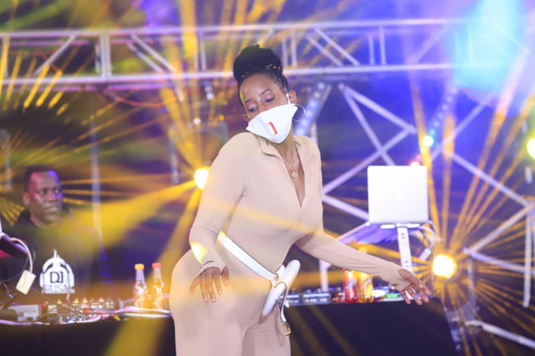 ntegeham's tweet photo. #NBSSNL it’s 🔥🔥🔥 right about now https://t.co/vzn838FfMI