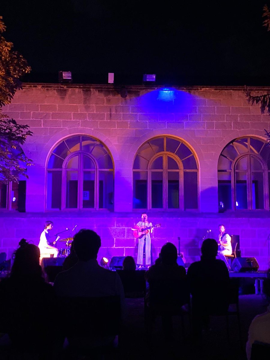 SeminariVic's tweet photo. ✨ Darrer concert de les ‘Nits d’Estiu al Pati de l’Os’ amb la veu única i singular de @juditneddermann i poder gaudir de la cultura sota les estrelles!
#CulturaPatiOs #VicTROC #culturasegura https://t.co/09T5JdjJQi