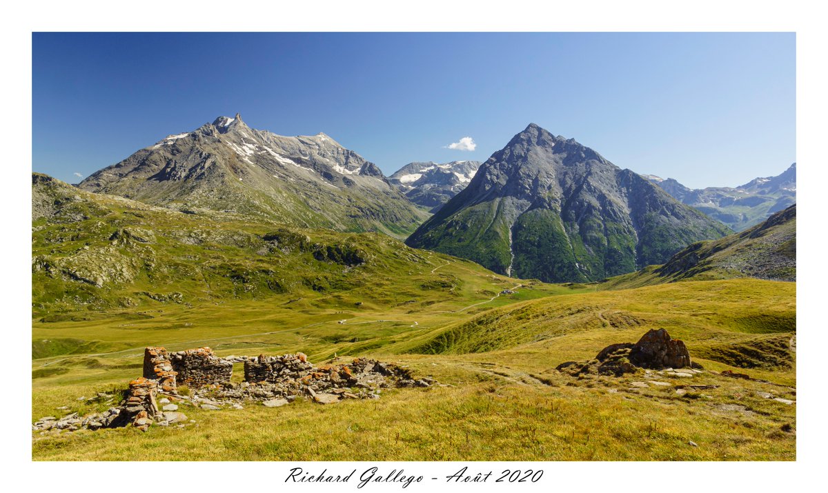 Tieph38's tweet photo. Fort du Mont Froid - 2822m - Mont-Cenis - Savoie.
Sur la retour.
#MontCenis #Savoie #Alpes #Alpage #Vaches #Nature #Montagne #Lacs #Fort #montfroid #militaire https://t.co/ldvlorD1dz