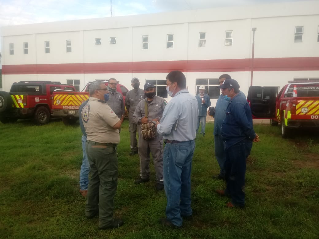 conagua_mx's tweet photo. La Brigada #PIAE del Organismo de Cuenca Lerma Santiago Pacífico #OCLSP, de la #Conagua, apoya a la población con el desazolve de la red de drenaje en Cihuatlán, #Jalisco. Además, distribuye #Agua potable a los afectados por la #TormentaTropical #Hernan https://t.co/qUdNBv8XNg