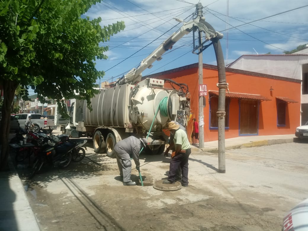 conagua_mx's tweet photo. La Brigada #PIAE del Organismo de Cuenca Lerma Santiago Pacífico #OCLSP, de la #Conagua, apoya a la población con el desazolve de la red de drenaje en Cihuatlán, #Jalisco. Además, distribuye #Agua potable a los afectados por la #TormentaTropical #Hernan https://t.co/qUdNBv8XNg