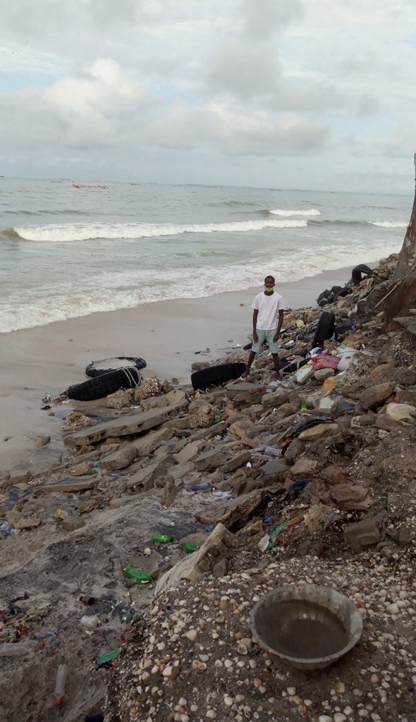 fff_sn's tweet photo. L’avancée de la mer à Bargny devient de plus en plus menaçante pour les habitations mais également pour l’océan qui commence à engloutir les déchets de la rive. 
@CommunedeBargny @PropreUcg @jvesenegal @Macky_Sall 
#Kebetu 
Cred📸: @medzaproduction https://t.co/3o3UDHIkxd