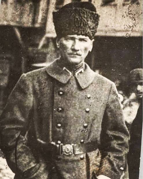 Kapalı Loca Altı Ailesi Olarak !
Gazi Mustafa Kemal Atatürk ve silah arkadaşlarını saygı, sevgi, özlem ve minnetle anıyoruz... 
30 Ağustos Zafer Bayramımız Kutlu Olsun diyor ardından Mustafa Kemal’in Askerleriyiz diye ekliyoruz...🇹🇷
#30AğustosZaferBayramı #MustafaKemalAtatürk
