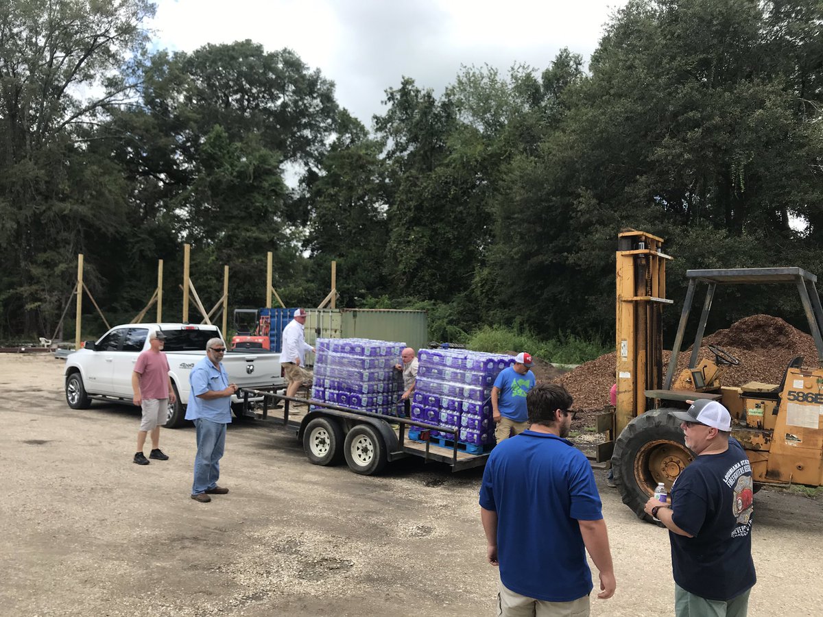 FireSpringfield's tweet photo. Loading relief supplies for the community of Vinton, La.              #springfieldfire
#albanyfire #southernboyzoutdoors
#teamwork https://t.co/87ZJGoVHYx