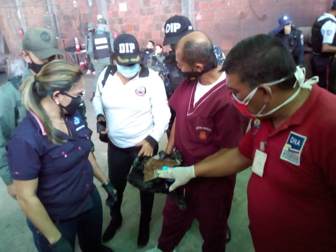 snantidrogas_ve's tweet photo. ¡IMBATIBLE!

Un total de 398 kg con 663 gr y 600 mg de cocaína, marihuana y Fenacetina fueron incinerados entre la ONA y la Fiscalía 10 del  @MinpublicoVE en la Pquia. Aguas Calientes, Mpio. Pedro María Ureña del Edo. Táchira, frontera con Colombia de donde proceden estas drogas. https://t.co/prrBBywsop