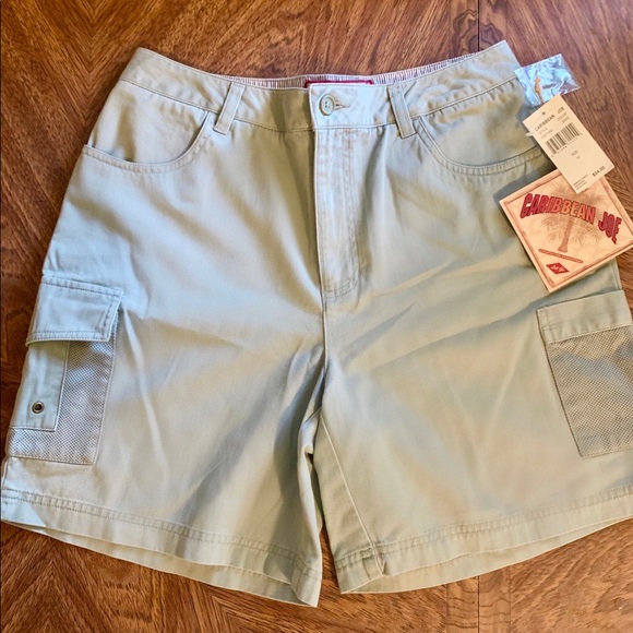 janell_lashley's tweet photo. So good I had to share! Check out all the items I'm loving on @Poshmarkapp #poshmark #fashion #style #shopmycloset #macys #urbanoutfitters #levis: https://t.co/rvVkFrHtVR https://t.co/Tr5psUWHxZ