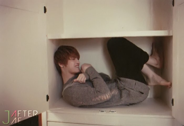 KIM JAEJOONG'S SELF-PROCLAIMED PRETTY FEET November 29, 2010I feel sorry at night..^^ (12:07am KST)Yeah, I wanted to show off my pretty feet.. I'm embarrassed to check Twitter now ㅎㅎㅎㅎㅎ Good night. I'm going to work out. I'll come back later ^^ (12:12am KST)