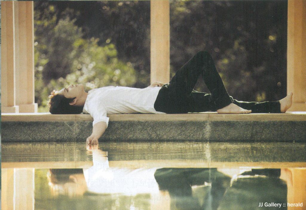 KIM JAEJOONG'S SELF-PROCLAIMED PRETTY FEET November 29, 2010I feel sorry at night..^^ (12:07am KST)Yeah, I wanted to show off my pretty feet.. I'm embarrassed to check Twitter now ㅎㅎㅎㅎㅎ Good night. I'm going to work out. I'll come back later ^^ (12:12am KST)