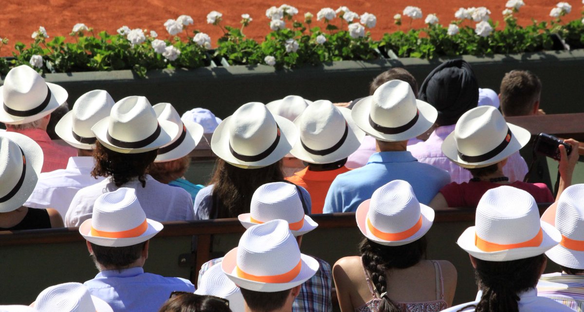 Having exhaling and screaming fans sitting beside, above and below each other is a  #Covid19 cluster waiting to happen. Only logic to have spectators would be ticket-sales and hospitality – which accounts for 36% of the annual revenue of  @FFTennis. #RolandGarros  #FrenchOpen