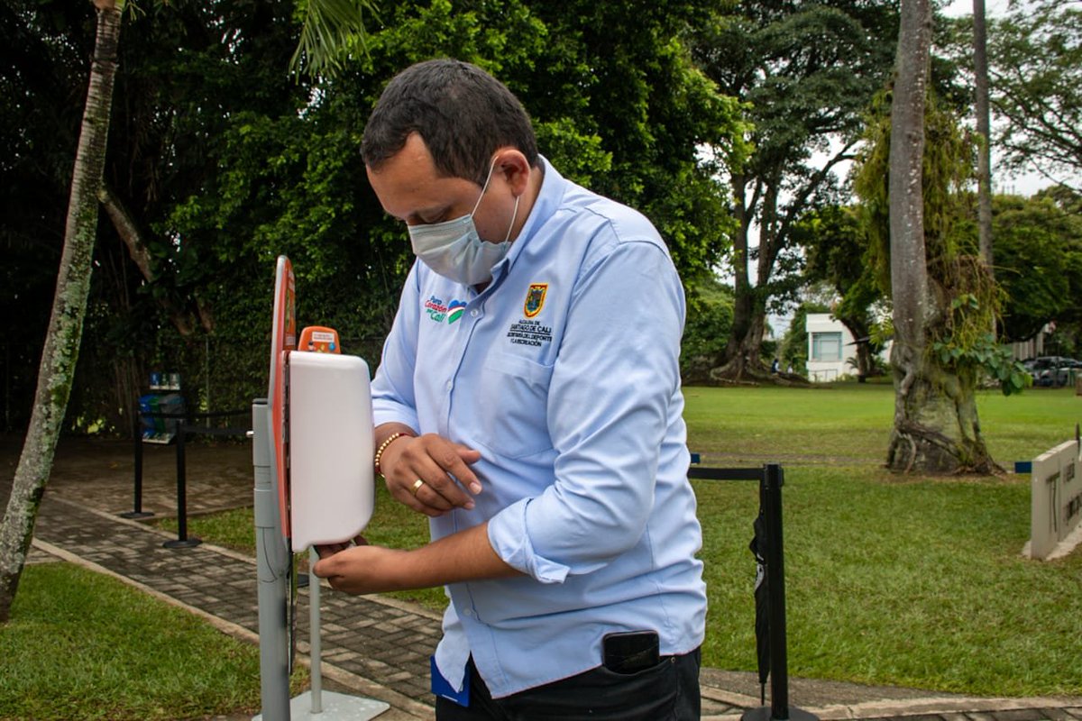 artelionbox's tweet photo. #AEstaHora estamos en el Club Campestre con al alcalde @JorgeIvanOspina para firmar el Pacto por la Vida, que permite reactivar los clubes sociales y deportivos de forma paulatina, responsable y cumpliendo con protocolos de bioseguridad #CaliCiudadDeportiva #CaliUnidaPorLaVida https://t.co/xNV8Hspq4j
