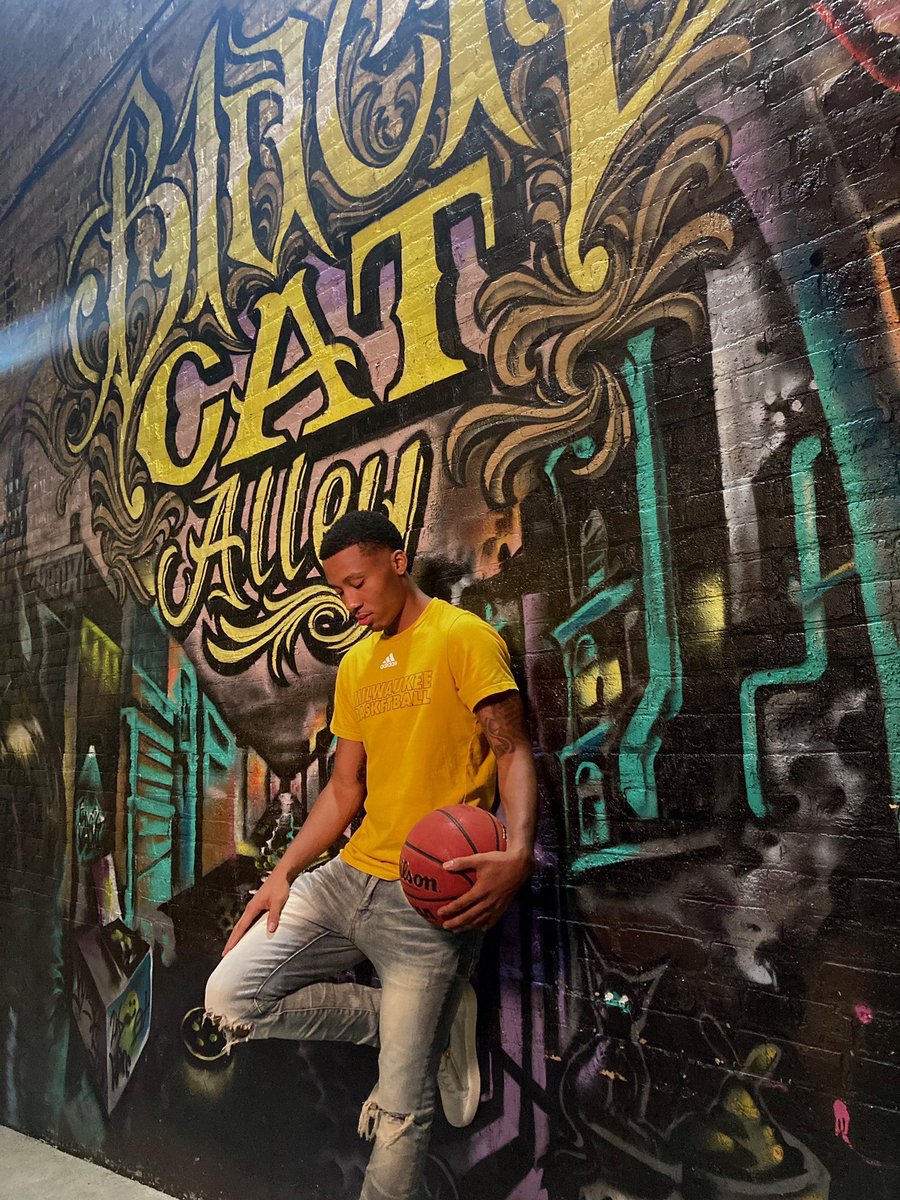 AdamSchemm's tweet photo. These shots from the @MKE_MBB intro video shoot are 🔥🔥🔥.

Props to @CubBearCreative &amp; @MKE_Thyne for getting it done while battling the rain last night. 

#UnitedWeRoar https://t.co/rJX5cBJ50x