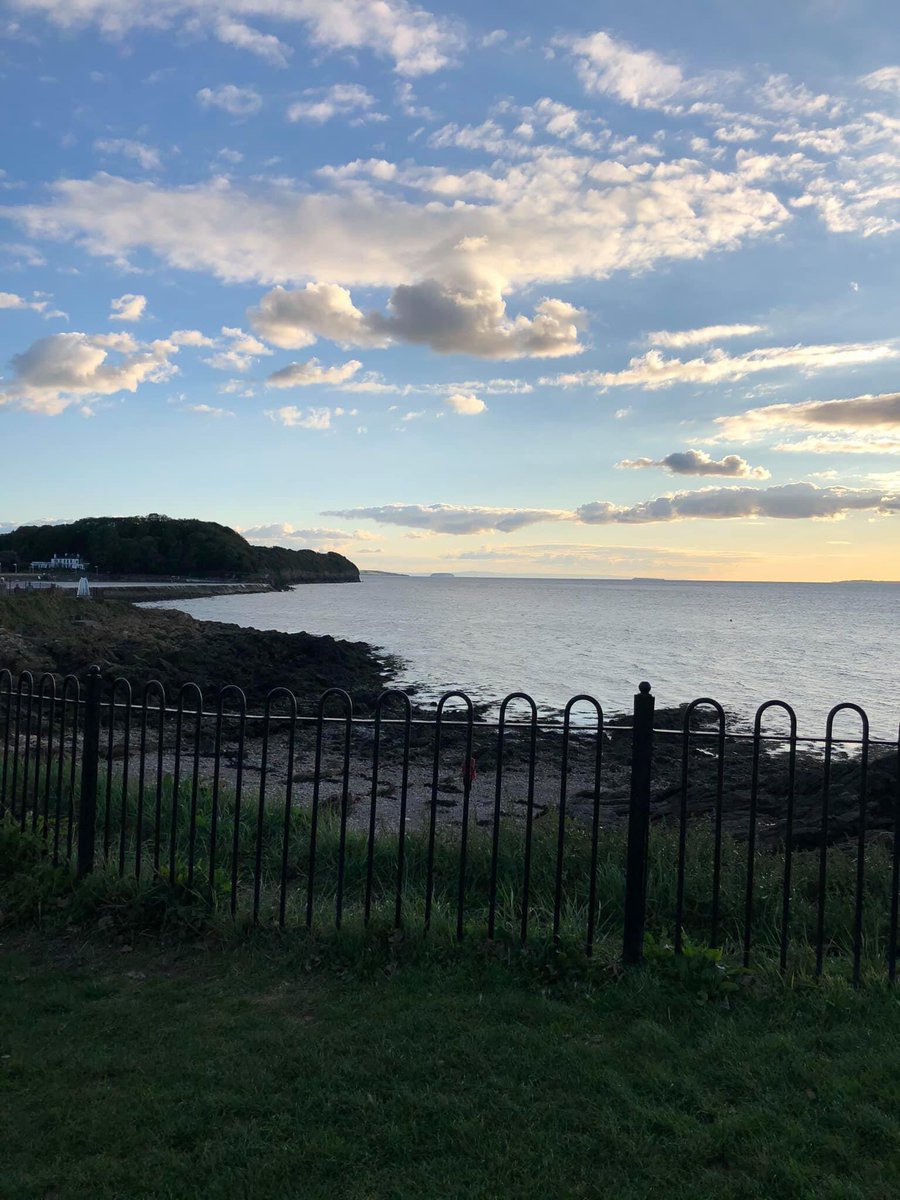 ExpressionsOld's tweet photo. ✨A busy weekend work wise so we have just been for a blustery walk by the water 💨🌊 
✨All cobwebs now blown away💨👍🕸

#eveningwalk #blustery https://t.co/WsiT2ZXtCC