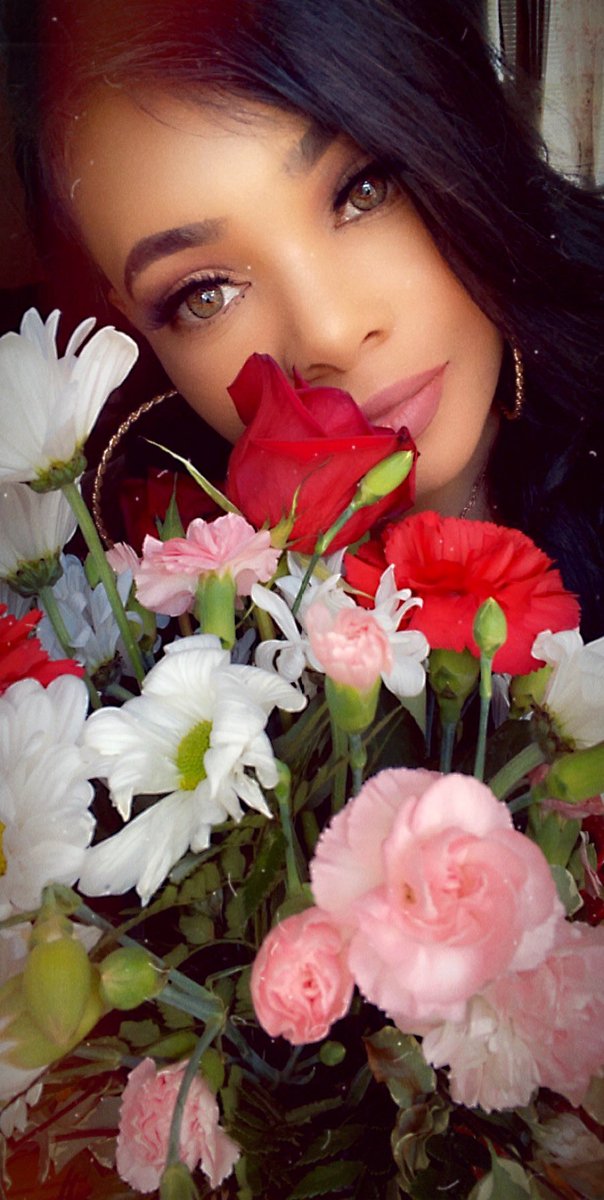 SoNotConCTed's tweet image. So I took my bday flowers 💐 and did a lil mini tiny thing 😊‼️