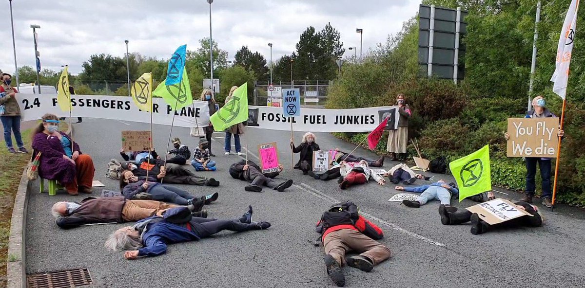 FarnhamXr's tweet photo. Action at Farnborough airport today 🙌🏻 🙌🏿 🙌🏾 🛫🛬  ❌❌ #ActNow #ClimateCrisis #ClimateEmergency #Farnborough #Fleet #Farnham #Aldershot #Surrey #Hampshire #XRFarnham #ExtinctionRebellion https://t.co/9abXeg0VNv
