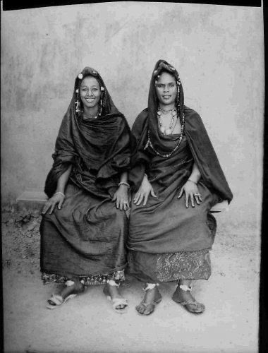 [Qui sont mes Armas ?] Les Armas sont un groupe apparenté aux songhai, souvent appelé « larbou » en référence a leurs ascendants Marocains  Ils sont descendants des guerriers marocains, arrivés à la suite de l'annexion de la région par Ahmed al-Mansour.