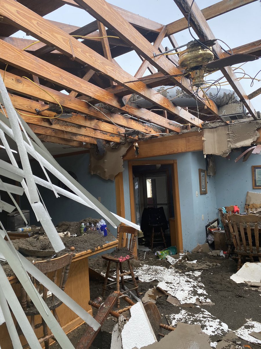 lexie_stine's tweet photo. I’m glad celebrities/influencers have time to post photos of themselves doing nothing while people in the same country as them are dealing with this, begging for help, and being ignored. 

I have lost so much respect for so many people. https://t.co/dbk4T34vSw