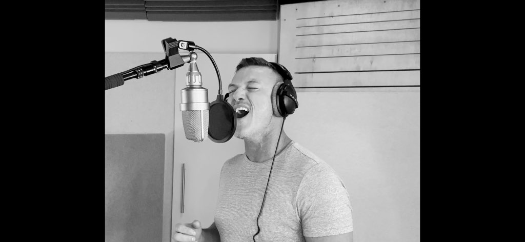 TheRealLukevans's tweet photo. The Welsh National Opera and I have collaborated on a very special recording of @Queen hit “Who Wants to Live Forever” It features 80+ people who all recorded their contributions from home. Link: https://t.co/HPpCeGC4ns #WNOathome #YourPride #WNOathome #PrideCymru 🏳️‍🌈🏳️‍🌈🏴󠁧󠁢󠁷󠁬󠁳󠁿🏴󠁧󠁢󠁷󠁬󠁳󠁿🏴󠁧󠁢󠁷󠁬󠁳󠁿🏳️‍🌈🏳️‍🌈 https://t.co/5emBD7tvWJ