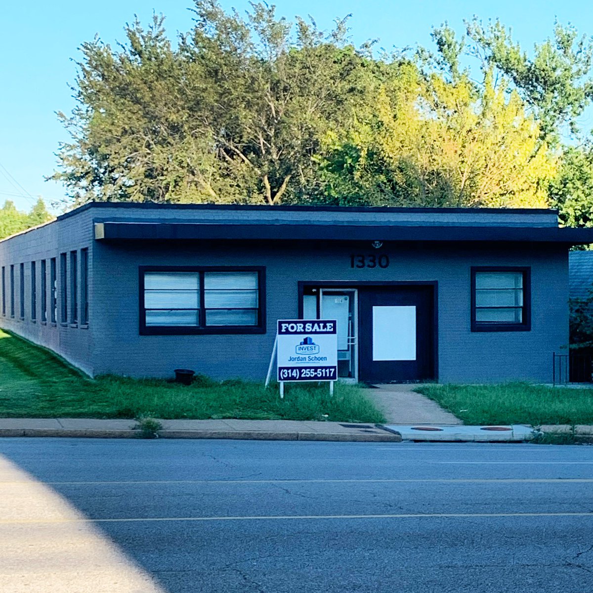 WhatIfSTL's tweet photo. Across and down from Courtesy Diner in Cheltenham, what if 1330 Hampton Ave. was a restaurant equipment and furniture store? #whatifstl https://t.co/LXcbSsr5qj