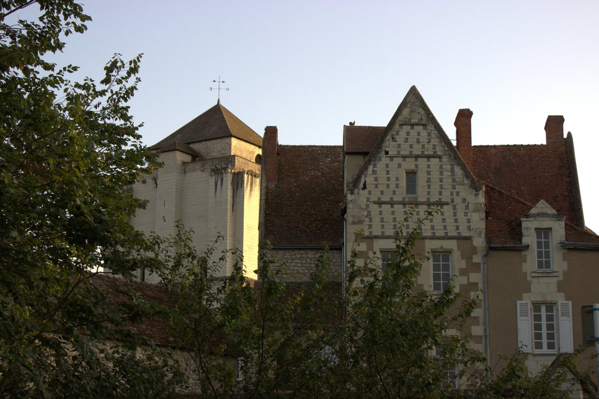 À la confluence de la Creuse et de la Gartempe, La Roche-Posay est connue pour le thermalisme mais mérite également d'être visitée pour son patrimoine, dont l'imposant donjon du XIe siècle et l'église Notre-Dame bâtie dès le XIIe siècle. #Vienne86 #NouvelleAquitaine