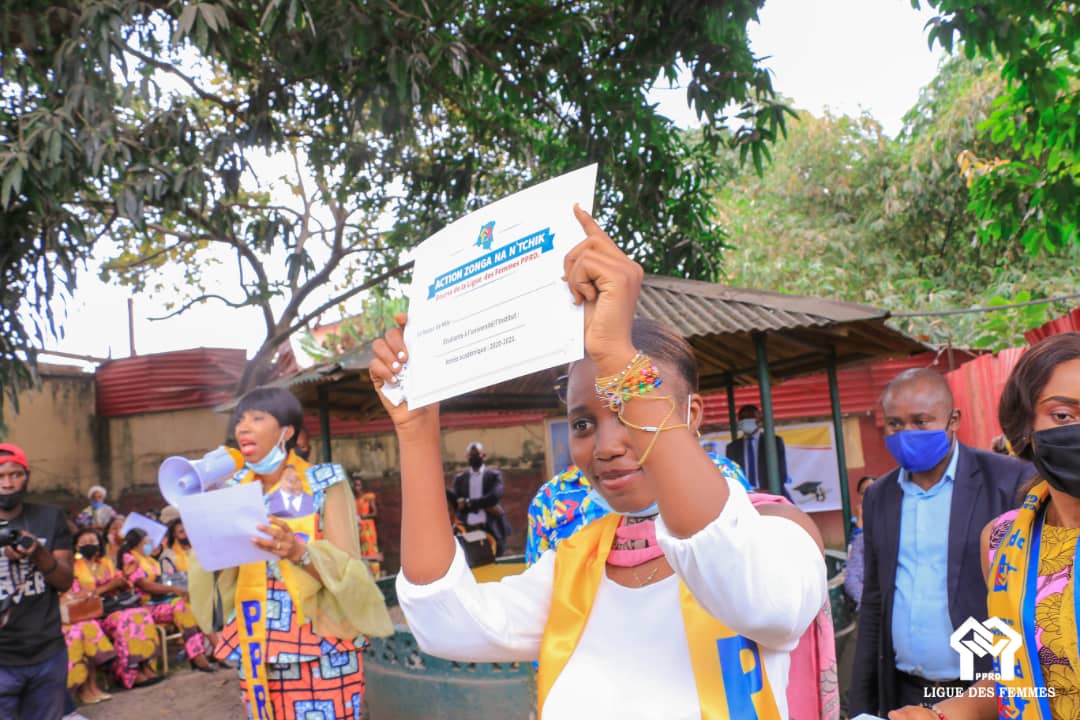 pprdofficiel's tweet photo. Jeanine Mabunda, Présidente de la Ligue des Femmes du PPRD, octroie une vingtaine des bourses d'études aux jeunes filles universitaires de la RDC ce samedi 29 août 2020 à Kinshasa https://t.co/dTxniEvvS8