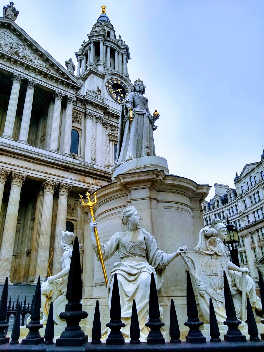I went on the hunt for  #womenstatues in London today. There really are very few - basically you have to be a queen or queen consort to be celebrated in bronze or stone. Or am I wrong? Here's Queen Anne outside  @StPaulsLondon