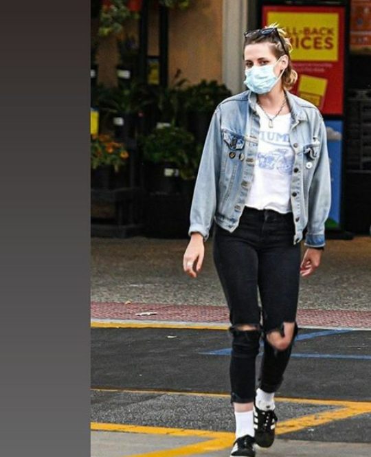 FrontStreetEmi's tweet photo. Una entiende que está bella, preciosa, sensual y deseable, pero tampoco para salir a la calle y que te acosen los paparazzis

("Los paparazzis": @FlavellOrn ) https://t.co/4M8QK0sHI2