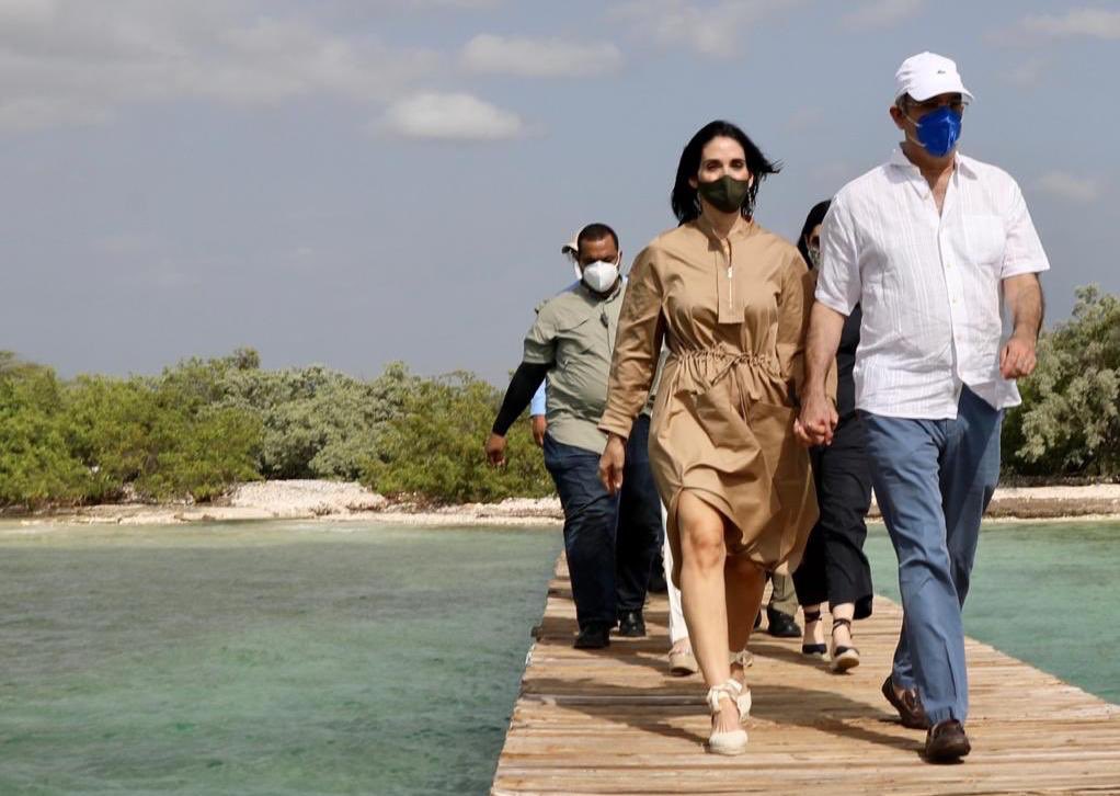 PresidenciaRD's tweet photo. El Presidente @LuisAbinader, junto a la Primera Dama @RaquelArbaje y su hija se encuentran en Pedernales realizando un recorrido de reconocimiento de las áreas de la provincia que pueden desarrollarse. https://t.co/RnCnp1euFI