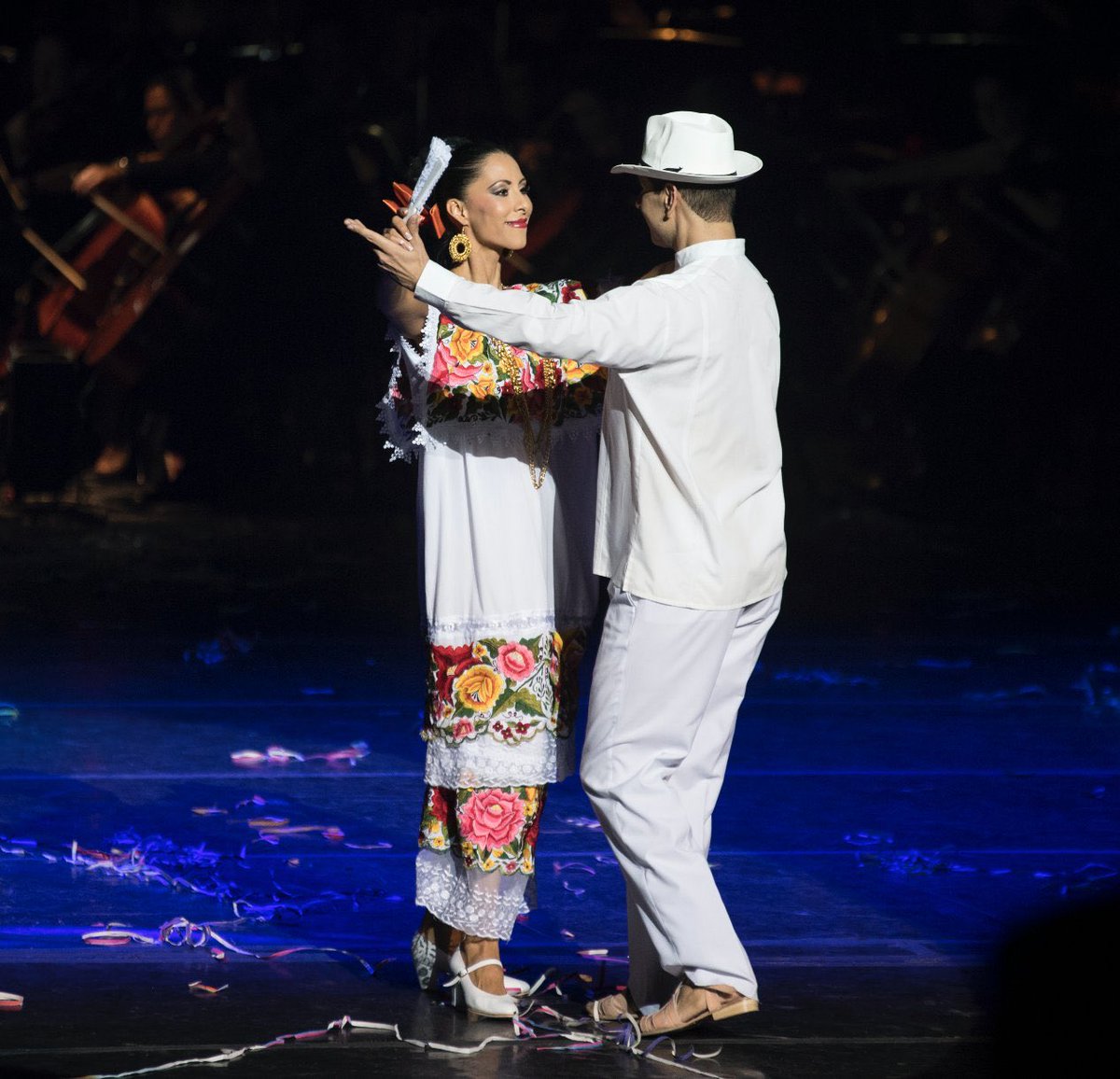 "Deberíamos considerar perdidos los días en que no hemos bailado al menos una vez."  

- Friedrich Nietzche.