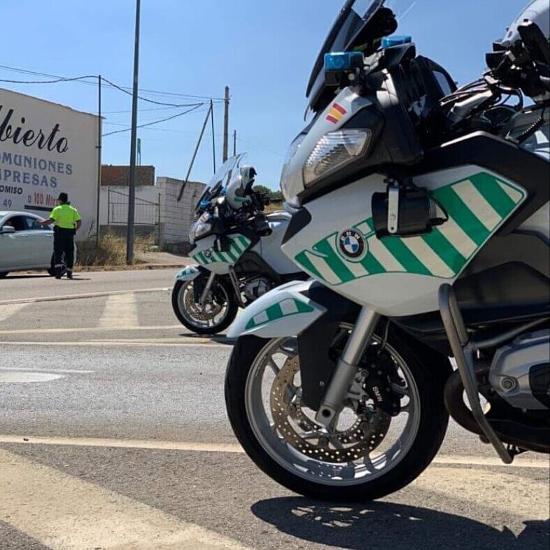 FutGC124's tweet photo. 'Los únicos derrotados en el mundo son los que dejan de luchar y de soñar'
#GuardiaCivil #Tráfico #ElSueñoContinúa https://t.co/ikp6mzkAc3