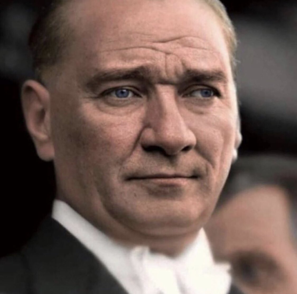 Asalete bak be. Bizim verdiğimiz değerden , gözümüzdeki karizmasından ziyade gerçekten Ata’m yakışıklı adammış. Dünya gözüyle görmek nasip olmadı. 1 dakika sohbet edebilme fırsatını her vatan evladı gibi ölümüne isteyen herkese selam olsun 🙋‍♂️ #30AgustosZaferBayrami