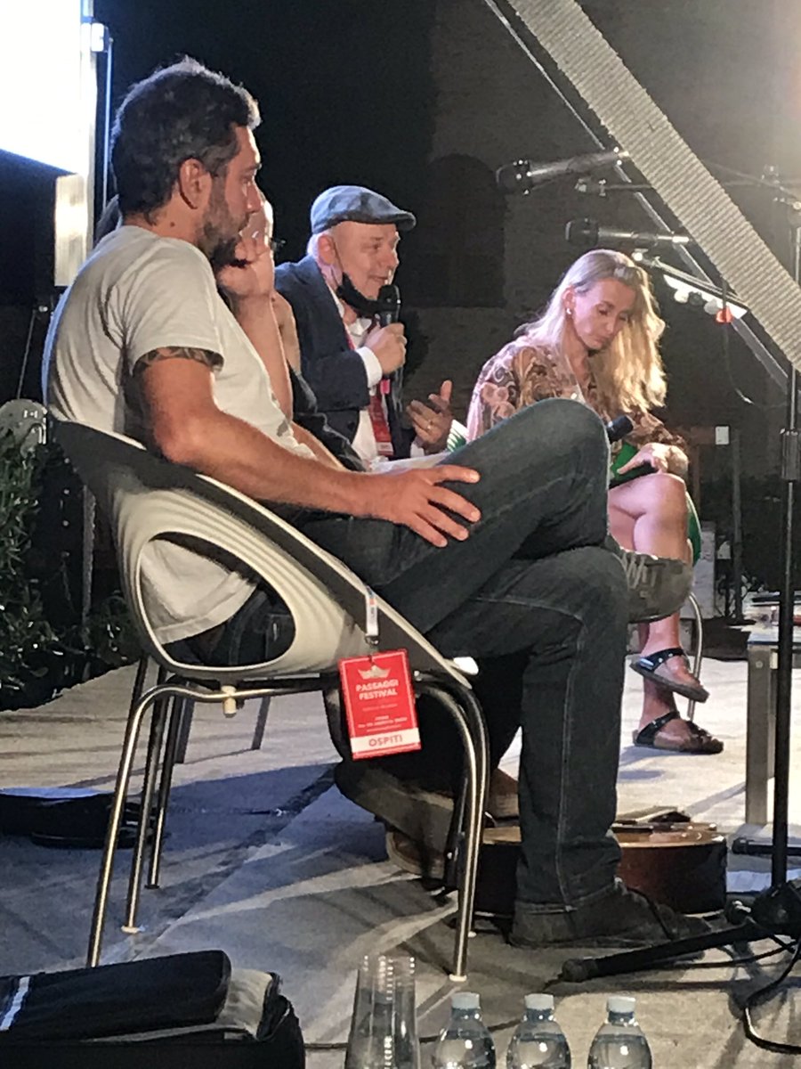 “L’Osteria del Palco - storie gastromusicali di musicisti on the road” (<a href="/PolarisEditore/">Polaris Editore</a>) di Francesca Amodio è una guida a dove mangiano gli artisti indipendenti. Assieme all’autrice, a Ivana Stjepanovic e Giordano Sangiorgi di MEI ci sono anche i Meganoidi. #PassaggiFestival