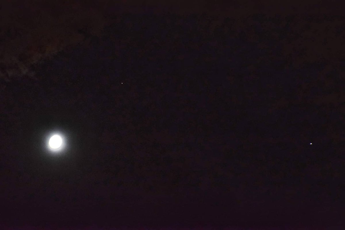 Martona_'s tweet photo. No podia oblidar-me d'ella!!
Avui en conjunció amb Júpiter i Saturn 😍
Ara siii! Bona nit família 😘🌙🦋💫
#llunatica
#lluna
#moon https://t.co/O53xxAeXLe