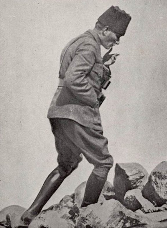 Zekice yaptığı planlarla, cesurca attığı adımlarla düşmanı Anadolu’dan temizleyerek büyük bir zafere daha imzasını atan Başkomutanımı saygıyla selamlıyorum.
#30AgustosZaferBayramı