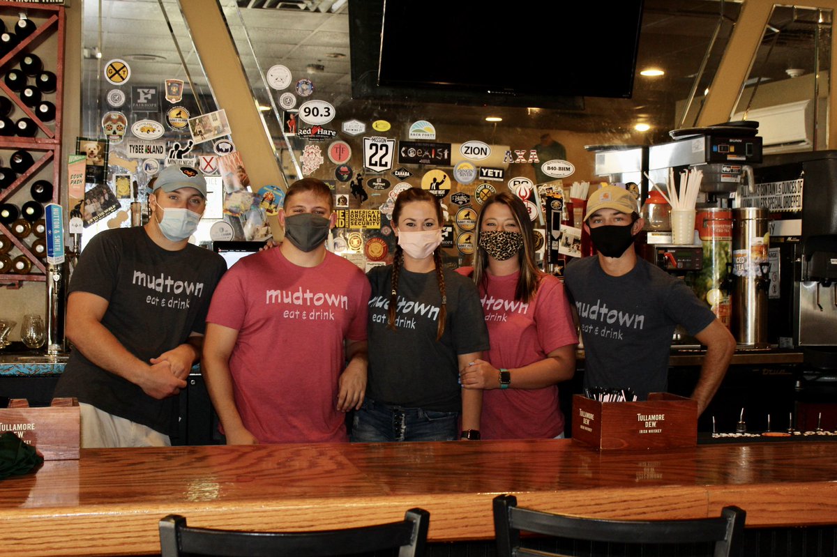 mudtownalabama's tweet photo. Don’t let the gloomy weather get you down this weekend! The Mud gang is ready to fill your glasses and put a smile on your face. #mudgang #eatmud #mudtown #localcheers #wateringhole #weekendvibes #bhamal #cahabaheightsal #cheers #bhambar #bhamdrinks https://t.co/Lc23szJb2R